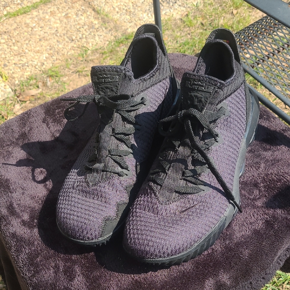 Nike Men's Black Tennis Shoes Size 9.5